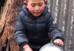 农村的小姐姐心疼妹妹,温情守护姐妹情深