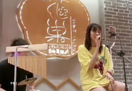小姐姐去商场唱歌怎么说,欢声笑语传遍街头