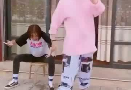 小姐姐和闺蜜喝水视频,小姐姐与闺蜜的甜蜜喝水瞬间