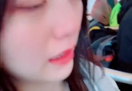 小姐姐分手哭了,小姐姐深情告别，情感纠葛引发共鸣