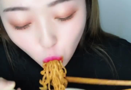 欧美小姐姐吃拌面,欧美小姐姐的拌面美食之旅