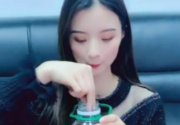 小姐姐过弯失败,小姐姐过弯失败，瞬间成为焦点