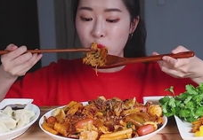 韩国小姐姐吃清炖甲鱼汤,清炖甲鱼汤的诱人诱惑